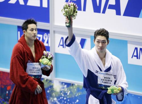 ＜水泳日本学生選手権最終日＞男子４００メートル個人メドレーの表彰式を終え、歓声に応える優勝した萩野公介（右）と２位の瀬戸大也