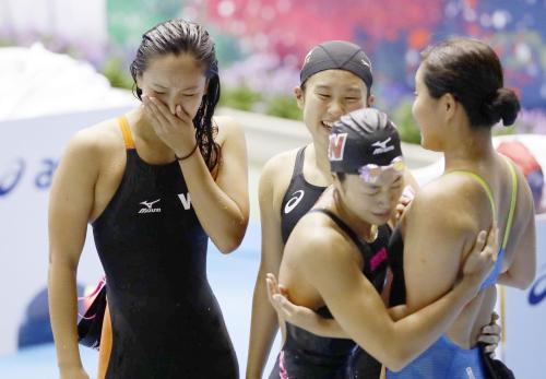 ＜水泳日本学生選手権最終日＞女子８００メートルリレーを終え、涙ぐむ渡部香生子（左端）