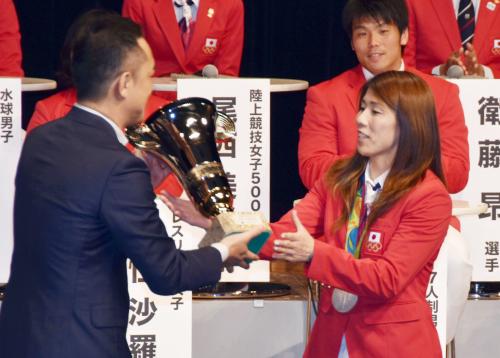 三重県から県民特別栄誉賞を授与され、トロフィーを受け取るレスリング女子の吉田（右）