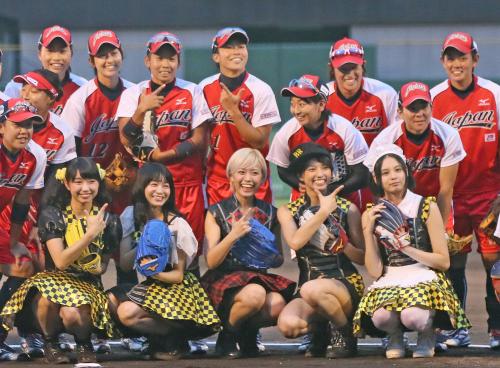 始球式に登場したベイビーレイズＪＡＰＡＮの（前列左から）大矢梨華子、傳谷英里香、林愛夏、高見奈央、渡邊璃生は日本の選手たちと記念撮影