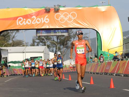 男子５０キロ競歩で力強い歩きを見せ、銅メダルを獲得した荒井