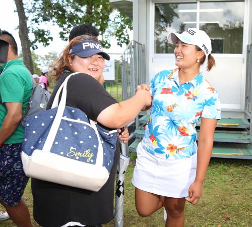 ＜日本女子プロゴルフ選手権最終日＞優勝した鈴木愛（右）は母・美江さんと笑顔で握手
