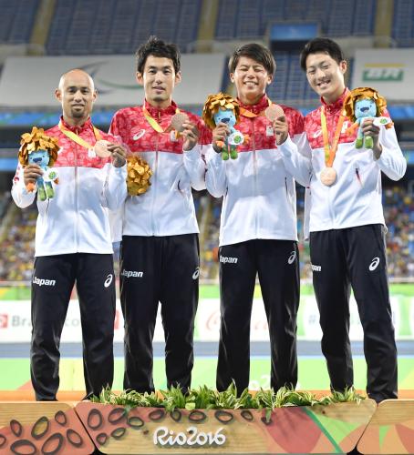 男子４００メートルリレー（切断などＴ42―47）で銅メダルを獲得し、表彰式で笑顔の（左から）山本、多川、佐藤、芦田