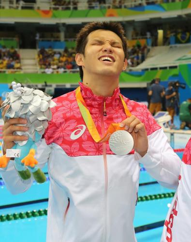 ＜水泳男子５０メートル自由形Ｓ１１（視覚障害）決勝＞銀メダルを獲得し笑顔を見せる木村