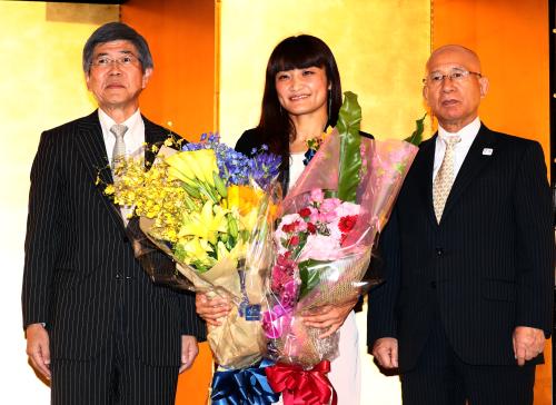 フォトセッションを行う（左から）青山・ＡＬＳＯＫ代表取締役社長、伊調、福田・日本レスリング協会会長