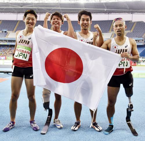 ＜男子４００メートルリレー（切断などＴ42―47）＞銅メダルを獲得し、笑顔でポーズをとる（左から）芦田、佐藤、多川、山本