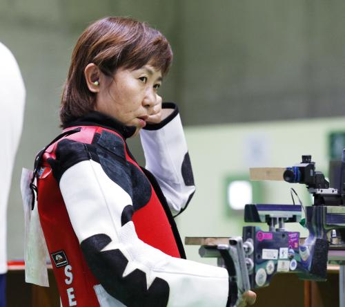男女共通エアライフル伏射（運動機能障害ＳＨ２）予選で競技を終えた瀬賀亜希子