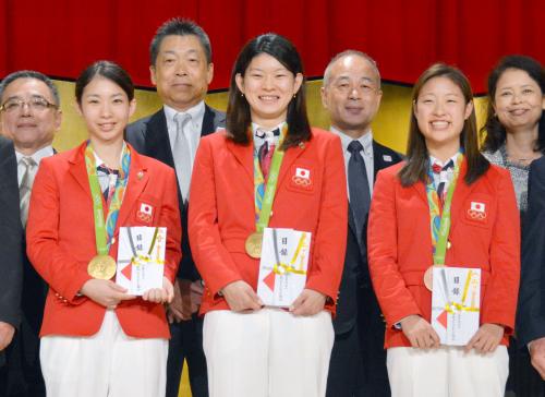日本バドミントン協会が開いたリオ五輪の祝賀会で記念撮影する（手前左から）松友美佐紀、高橋礼華、奥原希望