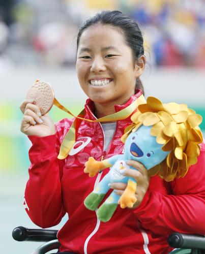 車いすテニス女子シングルスで銅メダルを獲得し、笑顔の上地結衣