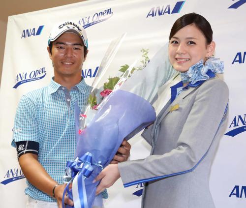 ＜ＡＮＡオープン３日目＞この日誕生日の石川遼は客室乗務員から花束を受け取り笑顔