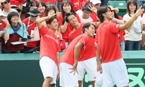 ＜デビスカップ＞（右から）ダニエル太郎、杉田祐一、錦織圭、西岡良仁ら日本チームはワールドグループ残留を決め記念写真を撮る