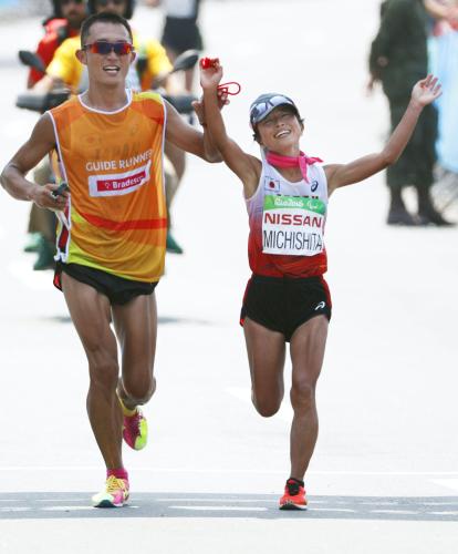 パラリンピックの女子マラソン（視覚障害）でゴールする道下美里（右）。銀メダルを獲得した