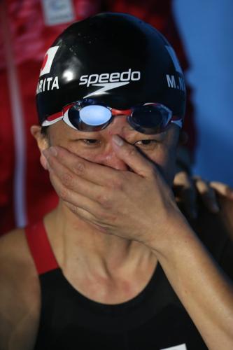 水泳女子１００メートル自由形Ｓ５（運動機能障害）決勝、レースを終え涙を流し引き揚げる成田真由美