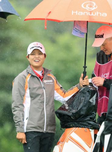 エビアン女子ゴルフ　最終ラウンド　雨の中、笑顔でラウンドする野村敏京
