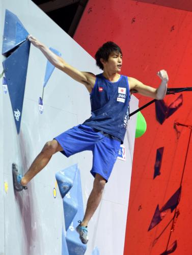 スポーツクライミング世界選手権のボルダリング男子で、日本選手として初の世界王者になった楢崎智亜。決勝で壁を登り切ってガッツポーズ