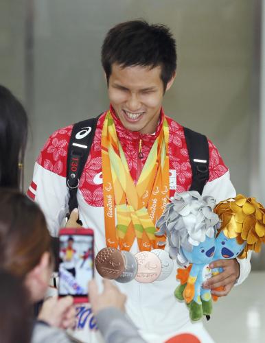 ４個のメダルを胸に帰国した、リオデジャネイロ・パラリンピック競泳代表の木村敬一