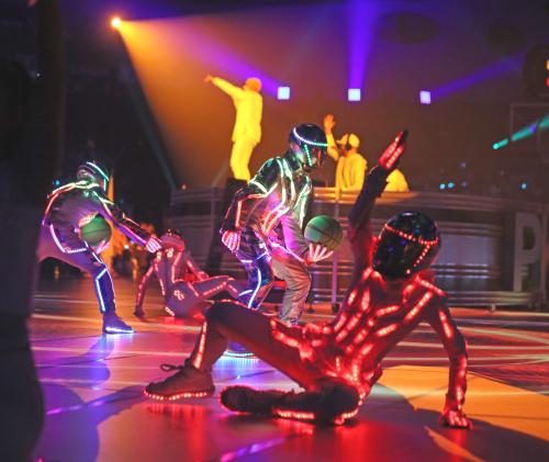 ＜Ｂ・リーグ開幕戦　アルバルク東京・琉球ゴールデンキングス＞ハーフタイムショーではバスケットボールとダンスを融合させた光の演出で観客を喜ばせた