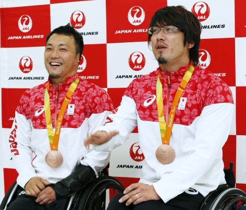 獲得した銅メダルを胸に、記者の質問に答える車いすラグビー日本代表の池透暢主将（左）と池崎大輔