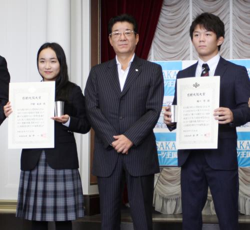 松井一郎大阪府知事（中央）から「感動大阪大賞」を贈られた伊藤美誠選手（左）と樋口黎選手