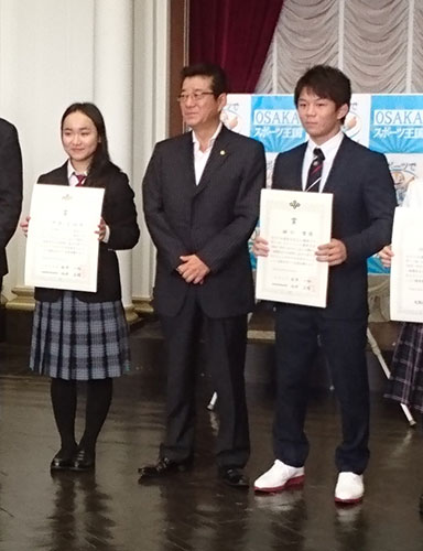 松井一郎大阪府知事（中央）から「感動大阪大賞」を贈られた伊藤美誠選手（左）と樋口黎選手