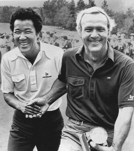 １９８０年、カナダ・プロゴルフ優勝。青木（左）と笑顔で握手するアーノルド・パーマー
