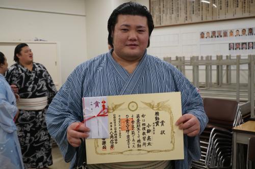 相撲教習所卒業式で精勤賞を授賞して笑顔の新十両・小柳