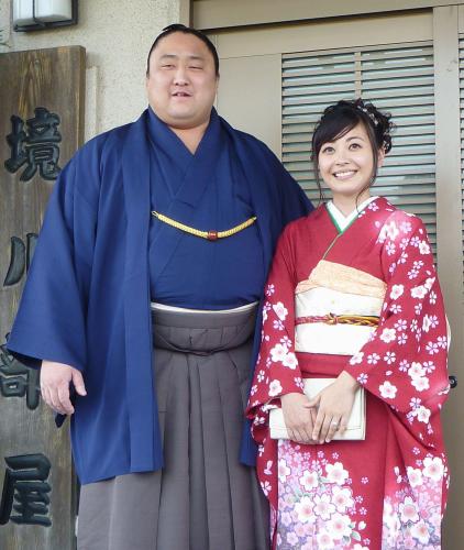 大相撲の幕内佐田の海（左）と婚約者の上野麻里菜さん