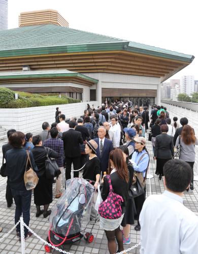 ＜第５８代横綱　千代の富士　お別れ会＞両国国技館の外まで行列、大勢の人が献花した