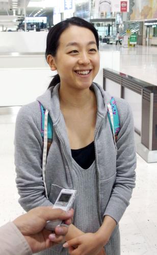 今季初戦のフィンランディア杯を前に成田空港で取材に応じるフィギュアスケート女子の浅田真央