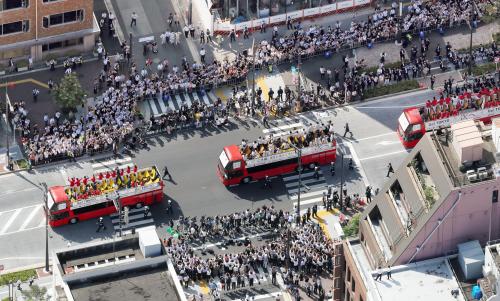 大勢の人の歓声を受けながらスタートしたリオデジャネイロ五輪・パラリンピックのメダリストによるパレード＝７日午前11時２分、東京都港区（代表撮影）