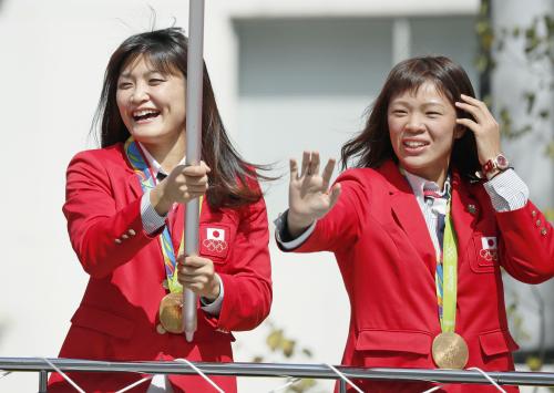 リオ五輪・パラリンピックのメダリスト合同パレードに参加した、レスリング女子の伊調馨（左）と川井梨紗子