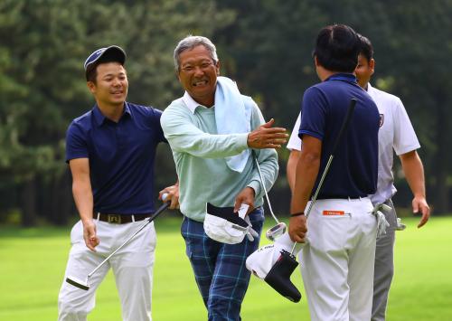 ＜内閣総理大臣杯日本社会人ゴルフ最終日＞１８番、笑顔を見せながらホールアウトする山本二朗