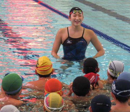 笑顔を交えながら小学生に水泳を教える池江 スポニチ Sponichi Annex スポーツ