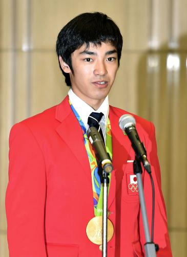 東京都栄誉賞などの表彰式であいさつする、リオ五輪体操男子団体金メダリストの白井健三選手