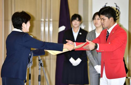 東京都の小池百合子知事（左）から賞状を受け取る、リオ五輪柔道金メダリストの大野将平選手