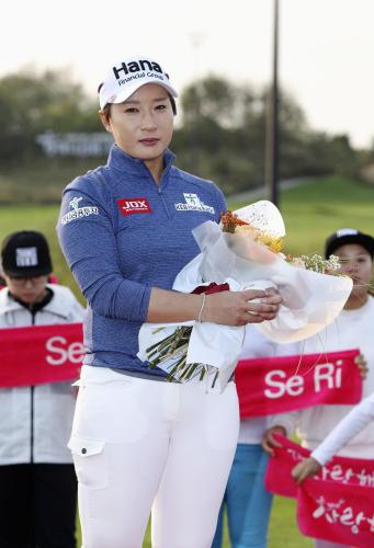 米女子ゴルフのハナバンク選手権で行われた引退セレモニーで花束を手にする朴セリ