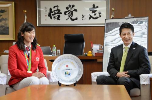 広島県の湯崎英彦知事（右）に金メダル獲得を報告する、リオ五輪競泳の金藤理絵選手