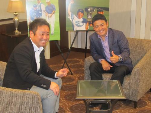 丸山茂樹（右）がゴルフネットワーク番組の収録に臨み、対談した杉沢伸章キャディーと笑顔を浮かべる