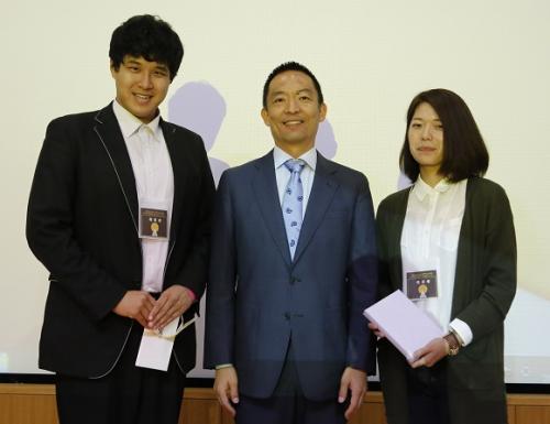 区長賞を獲得した学生は長谷部区長（中央）と笑顔