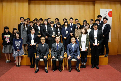 企画提案会を開催した国学院大学の学生らと渋谷区の長谷部健区長（前列右）