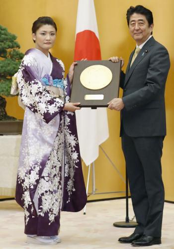 国民栄誉賞授与式で、安倍首相（右）から盾を受け取るレスリング女子58キロ級の伊調馨選手