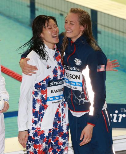 ＜競泳Ｗ杯東京大会＞女子２００メートル平泳ぎで優勝した金藤理絵（左）はラーソンと抱き合う