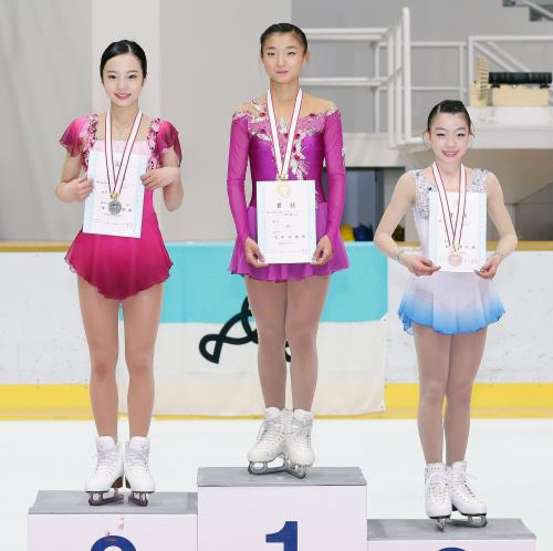 西日本フィギュアジュニア女子の表彰式で笑顔を見せる（左から）２位の本田真凜、優勝した坂本花織、３位の紀平梨花