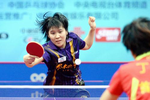 卓球の中国スーパーリーグで丁寧（手前）と対戦する平野美宇