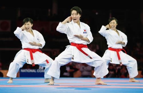 団体形の女子決勝で演武を披露する日本