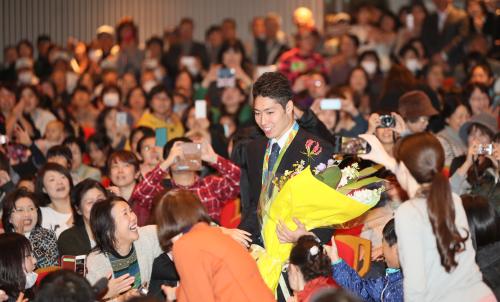 市民栄誉賞授与式で小山市立文化センターに登場した萩野公介は熱烈な歓迎を受ける