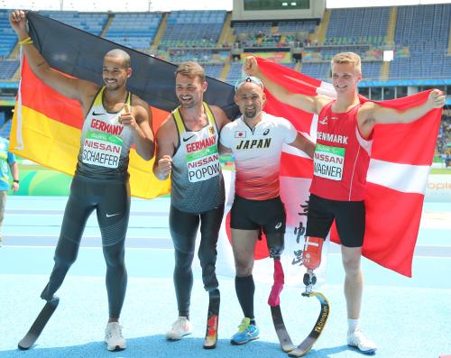 リオパラリンピック男子走り幅跳びＴ４２（切断など）決勝、銀メダルを獲得しメダリストらと笑顔を見せる山本篤（右から２人目）