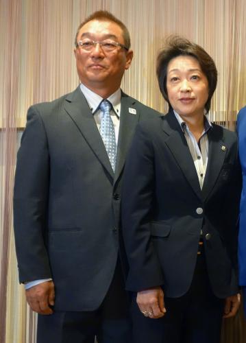 日本自転車競技連盟の新選手強化委員長に就任した中野浩一氏（左）と橋本聖子会長