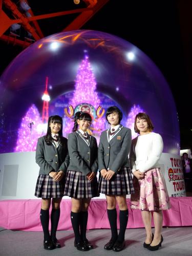 東京タワーのイルミネーション点灯式に登場した、リオ五輪女子ウエイトリフティング銅メダリストの三宅宏実さん（右）と、「さくら学院」の（左から）、山出愛子、黒澤美澪奈、倉島颯良
