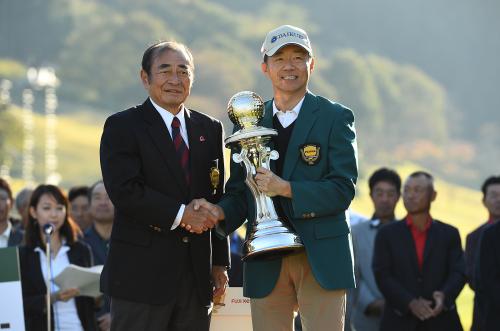富士フイルムシニアゴルフ最終日　古森大会会長（左）と握手を交わす優勝者・田村尚之（ＰＧＡ提供）